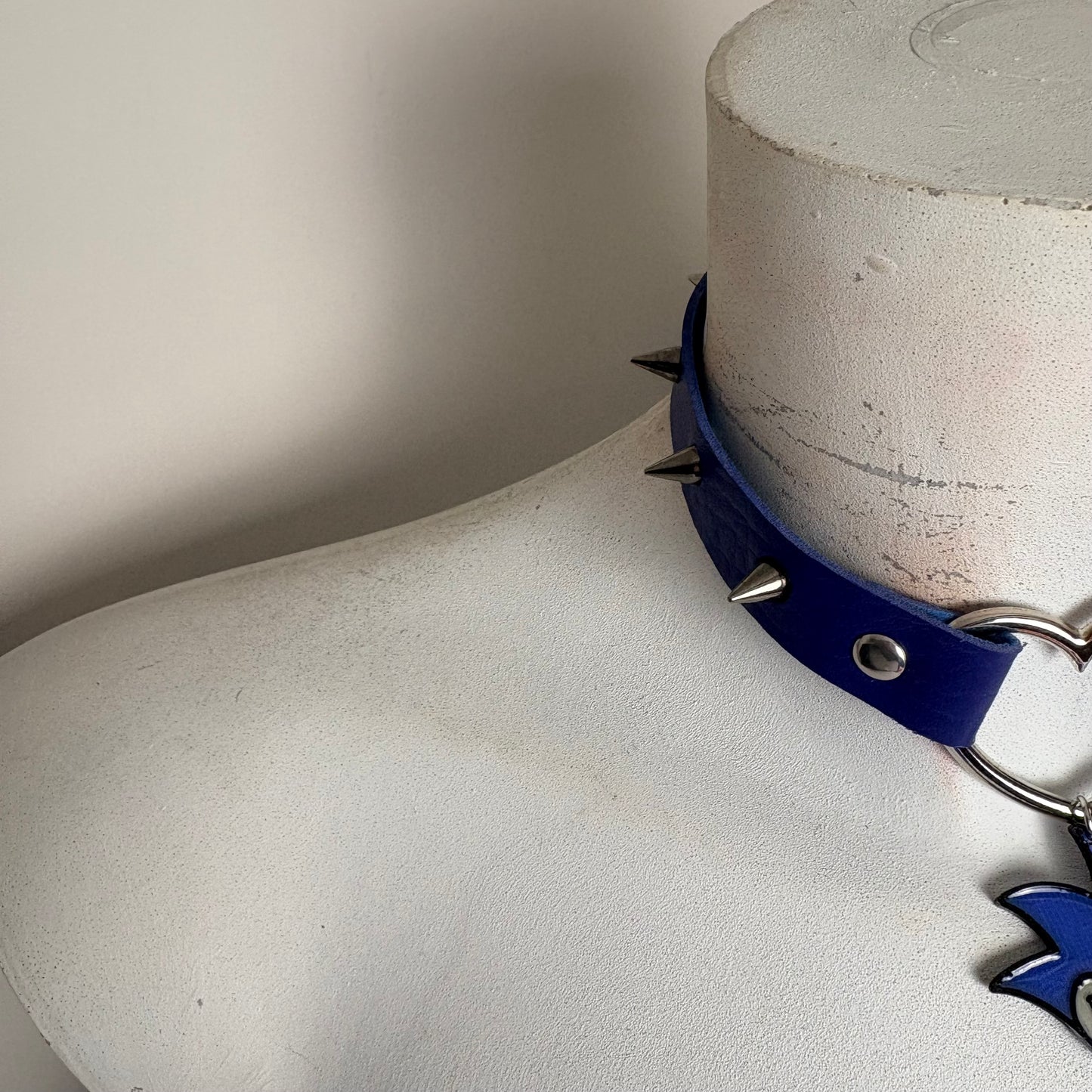 Chocker blu con ciondolo di Sonic