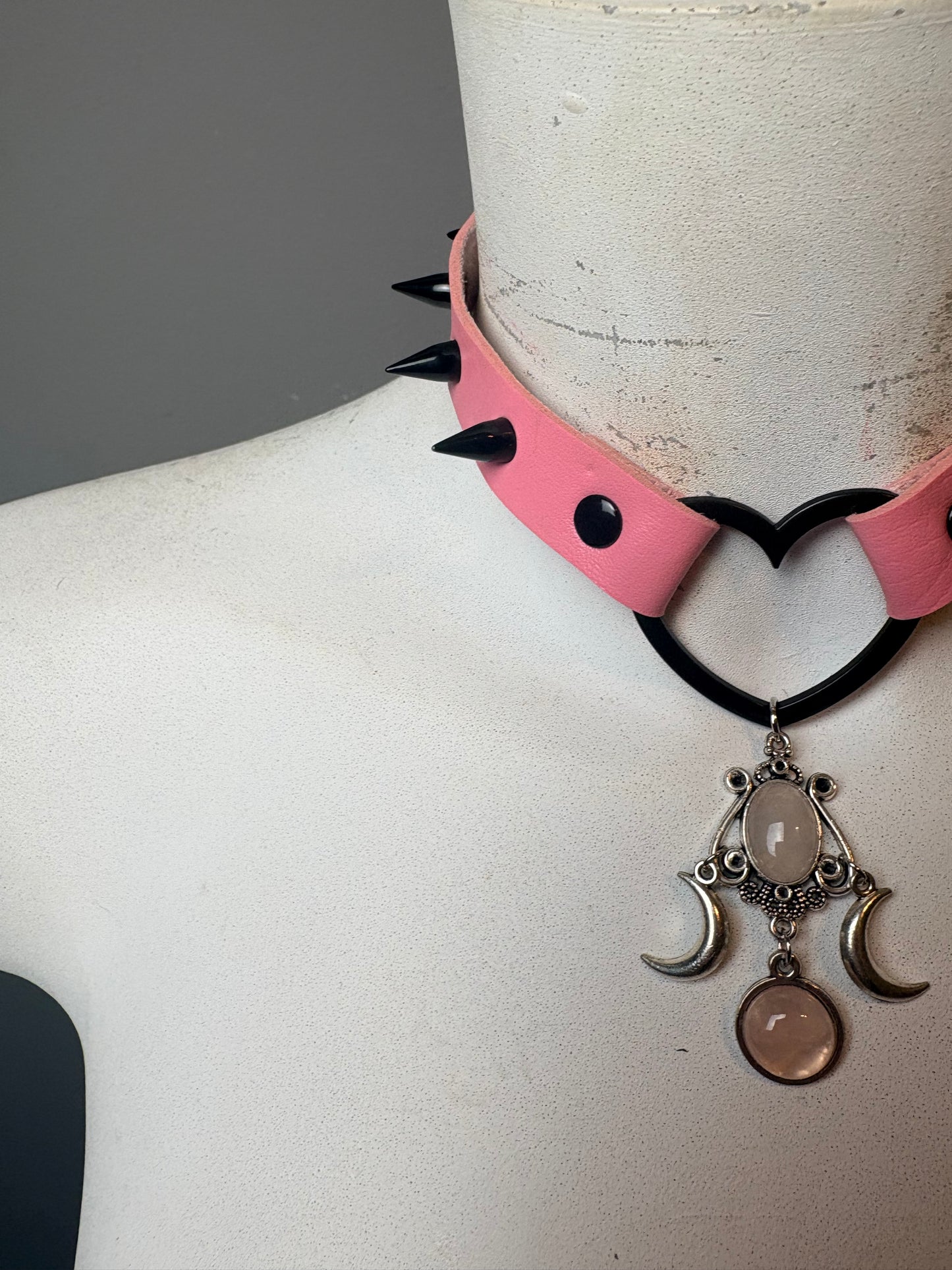 Chocker con cuore rosa e nero