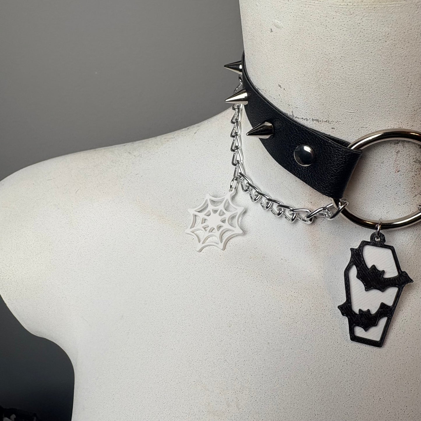 Chocker nero con ciondoli di Halloween