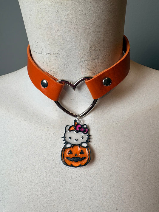 Chocker arancione con ciondolo di hello kitty
