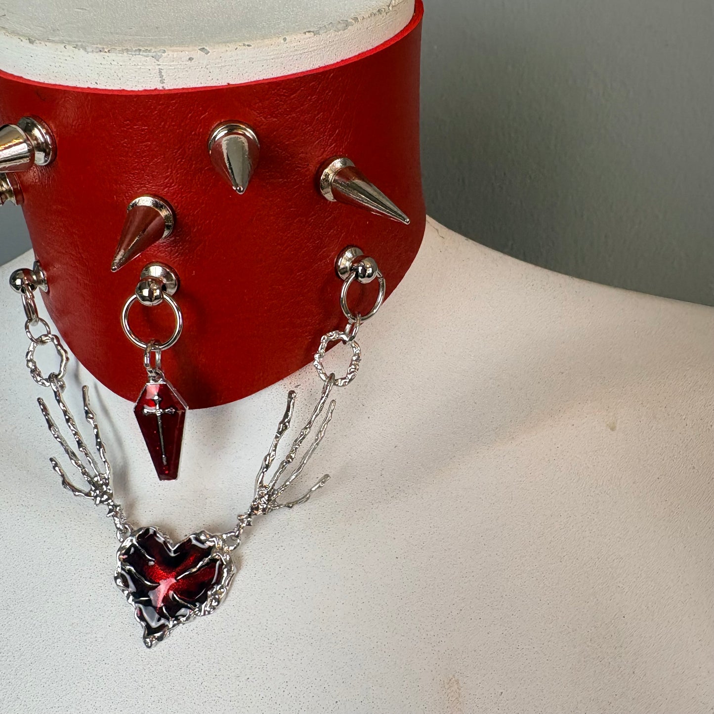 Chocker rosso ampio con cuore e catene