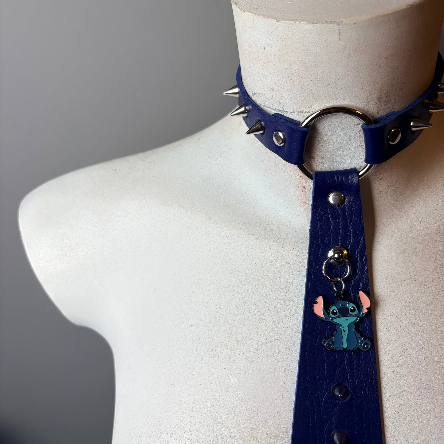 Chocker a forma di cravatta blu