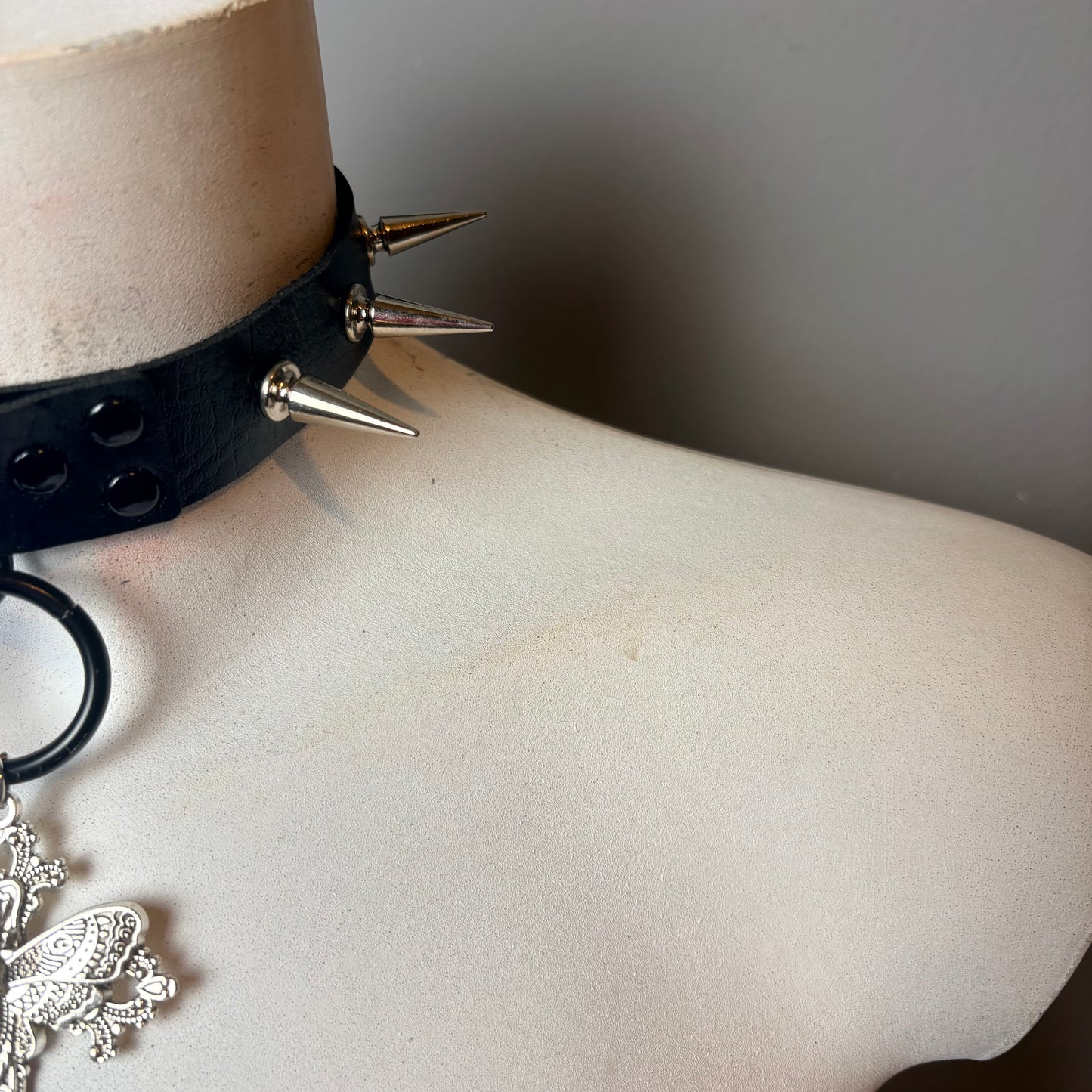 Chocker nero largo con ciondolo