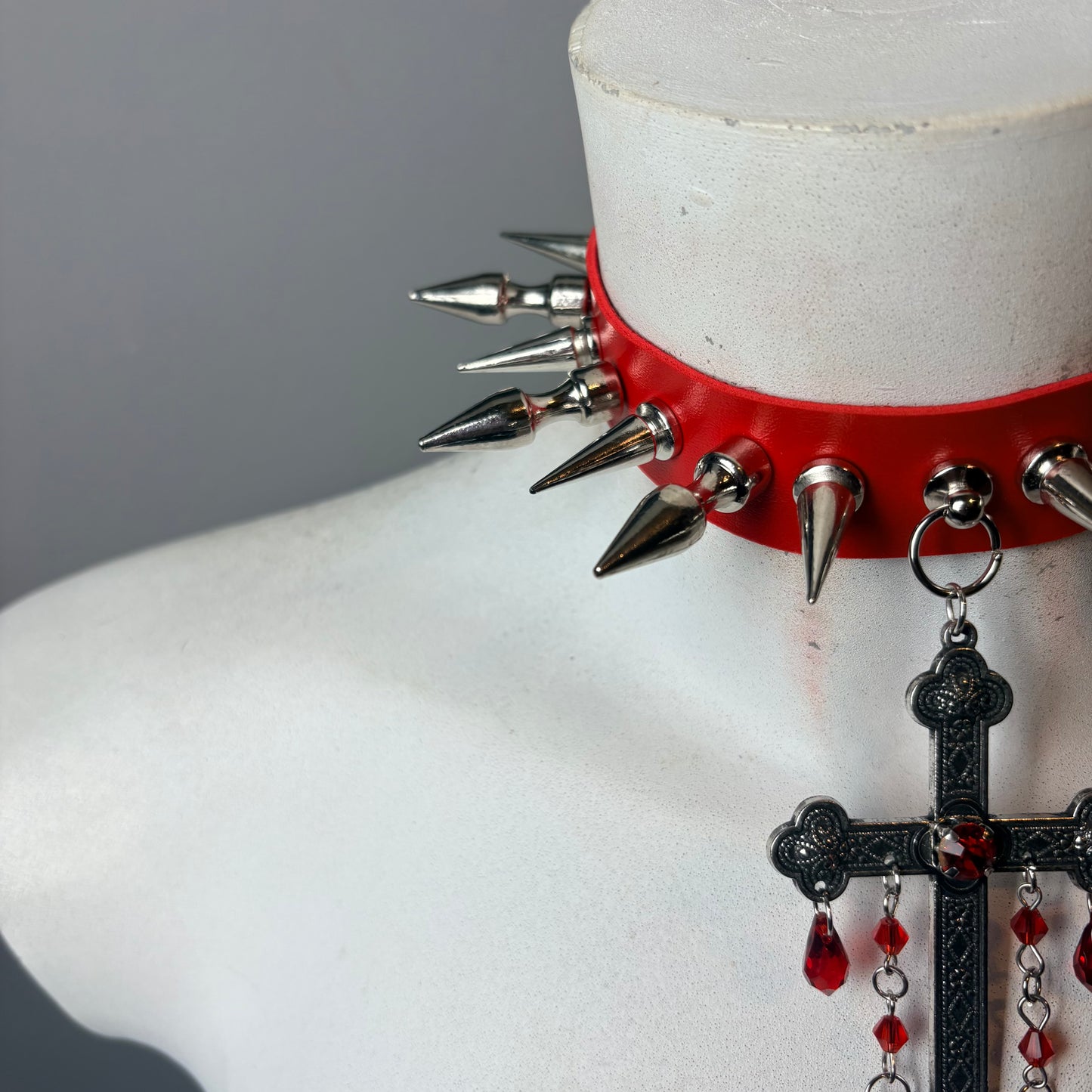 Chocker elegante rosso con croce