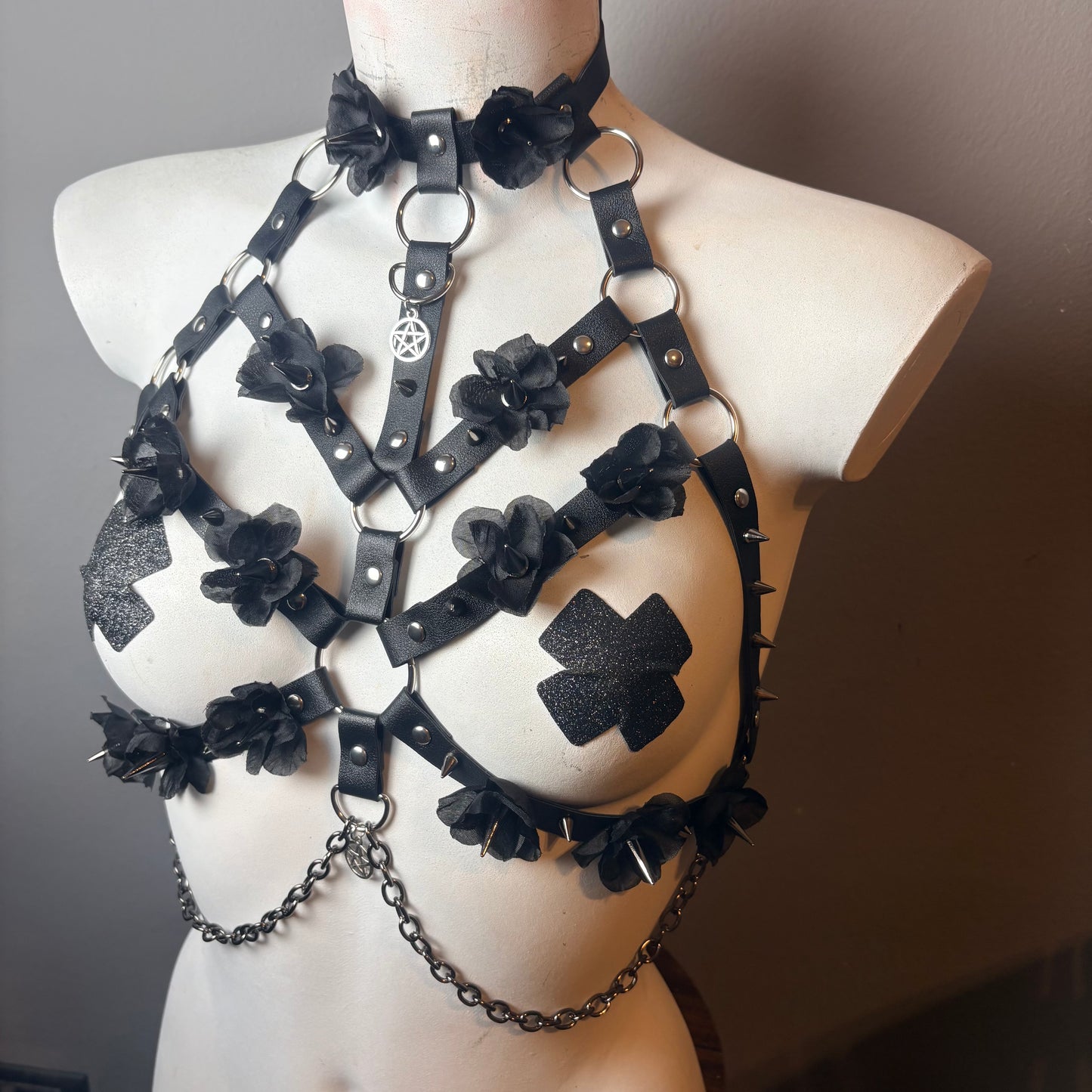 Harness nero floreale con catene