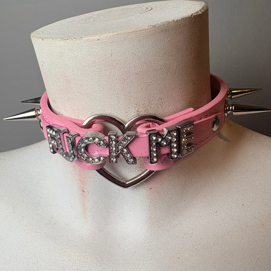 Chocker rosa con scritta “fuck me”