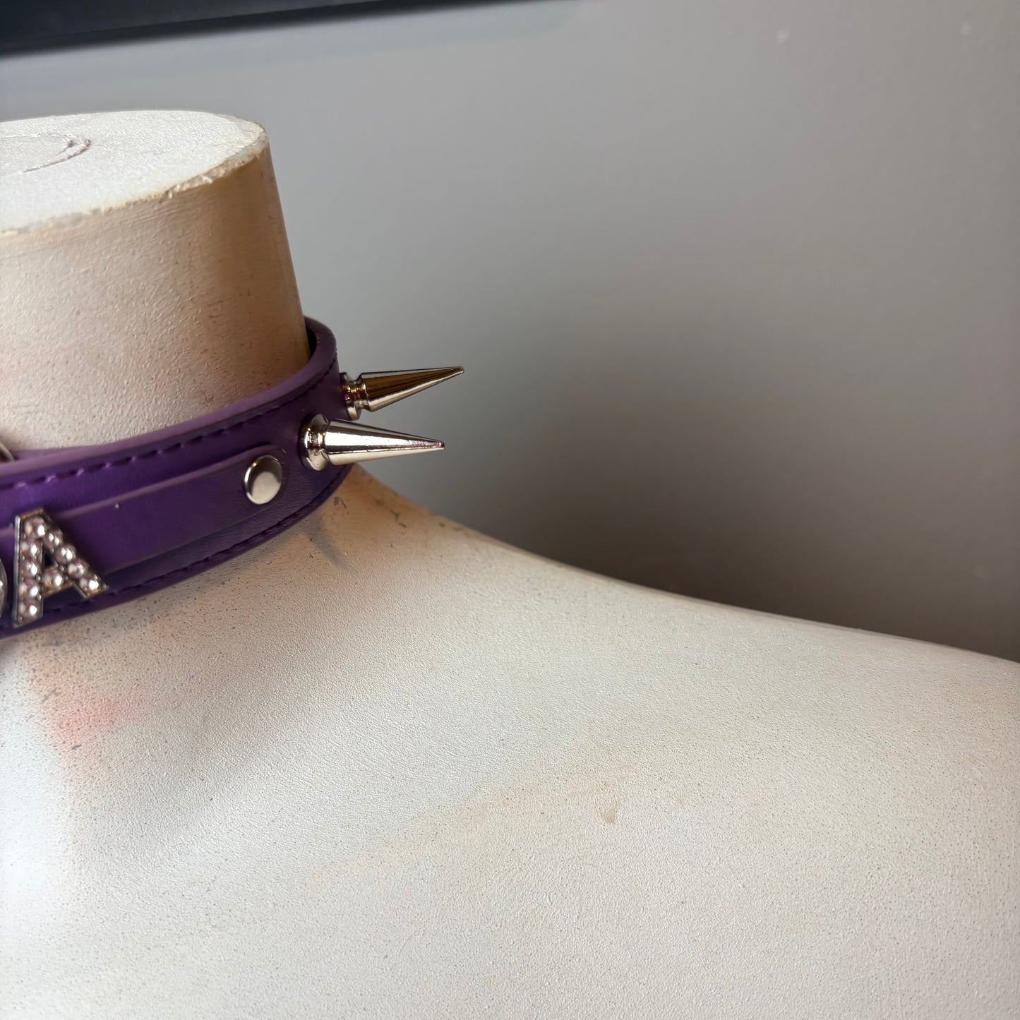 Chocker con scritta “acida” viola