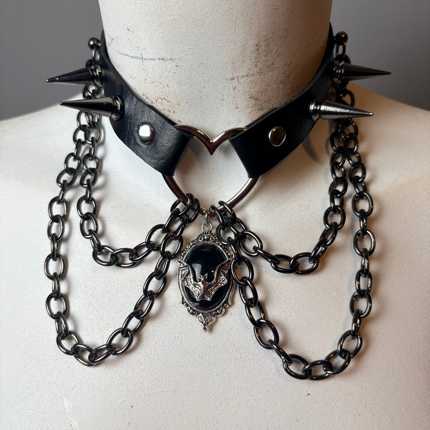 Chocker con doppie catene e ciondolo