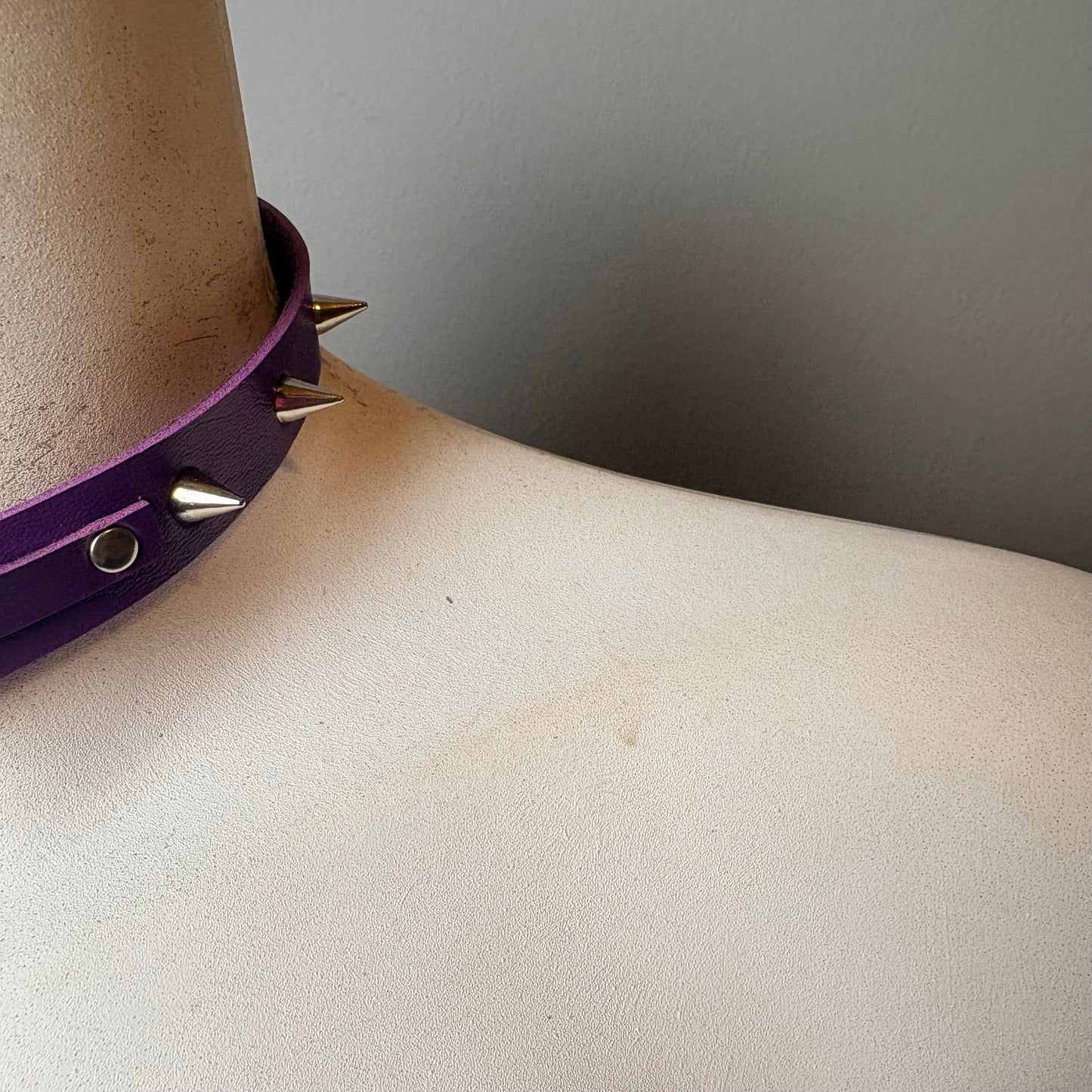 Chocker viola con scritta “slave”
