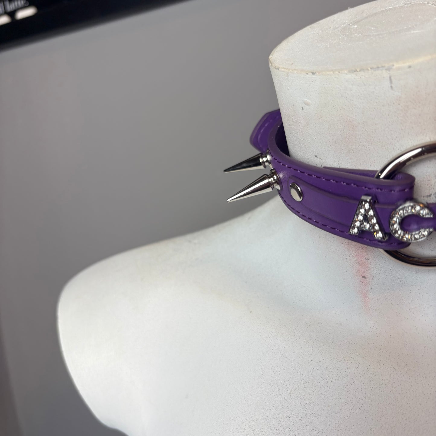 Chocker con scritta “acida” e cerchio