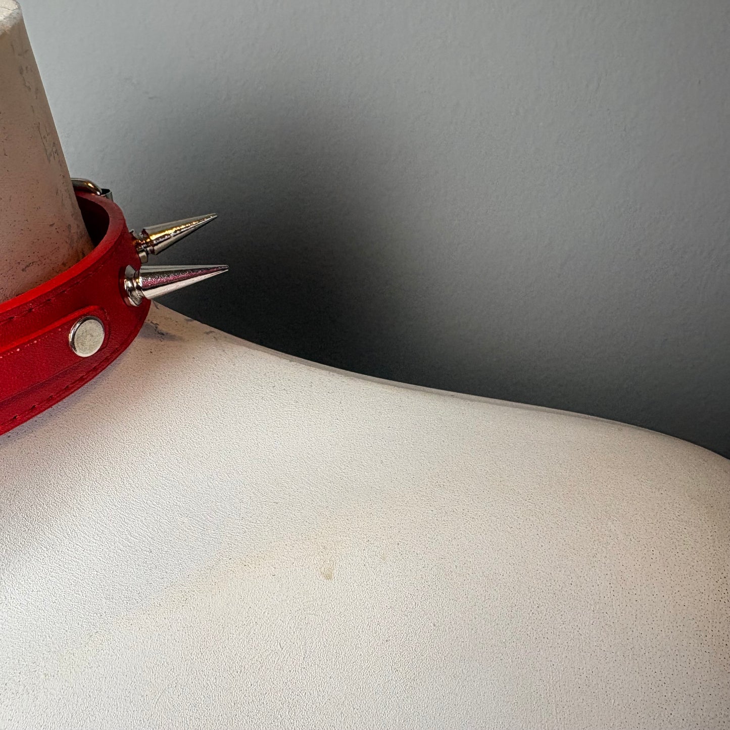 Chocker rosso con scritta “Horny”