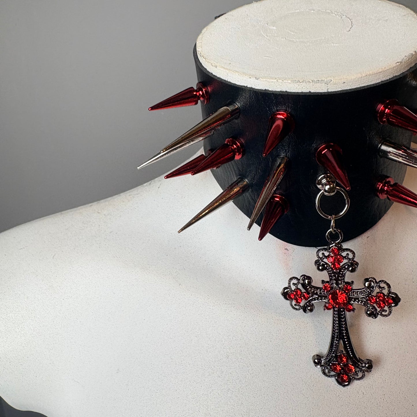 Chocker ampio con borchie olografiche