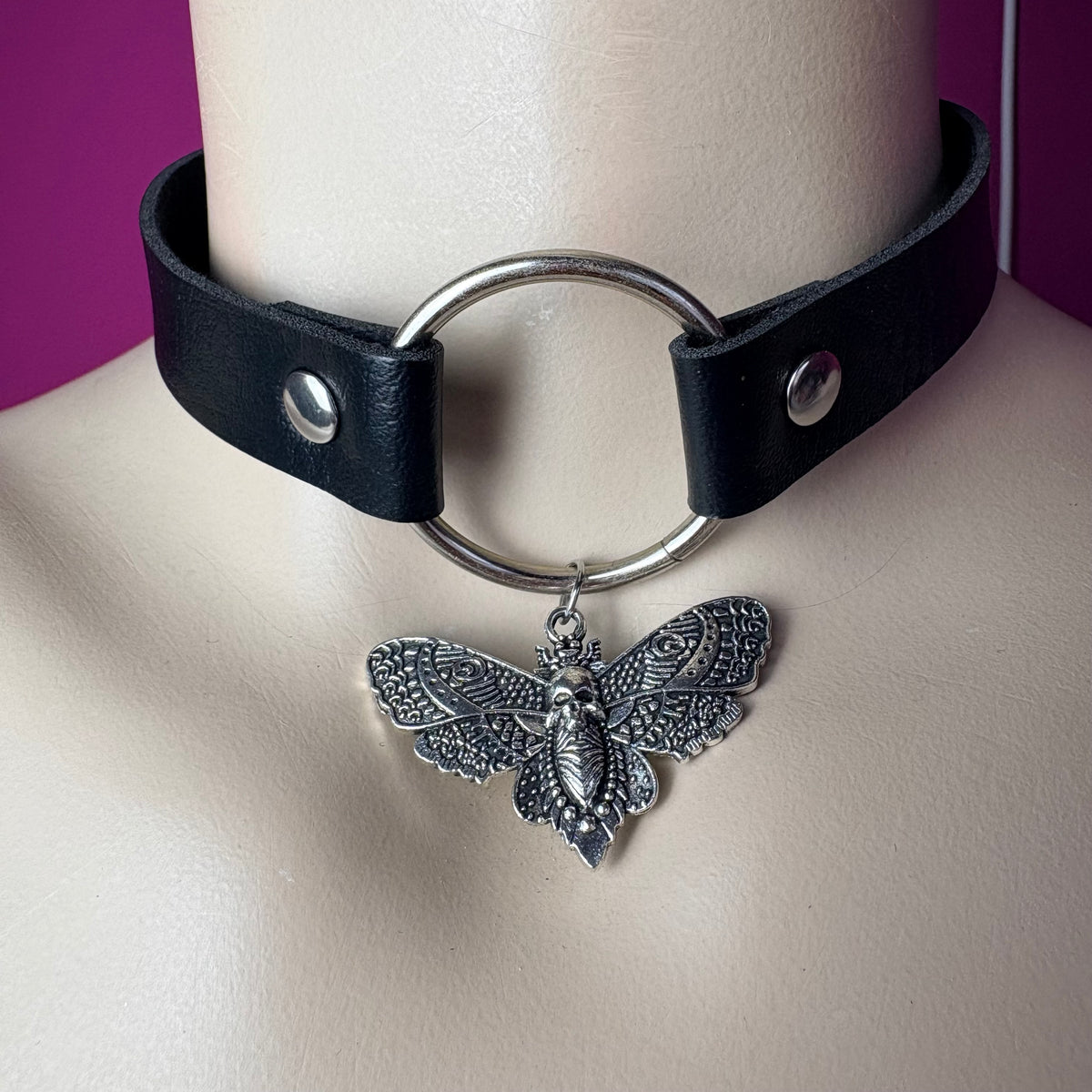 Choker con falena e cerchio