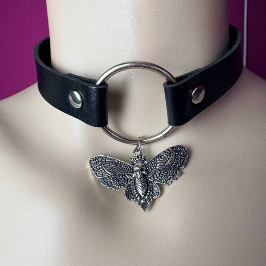 Choker con falena e cerchio