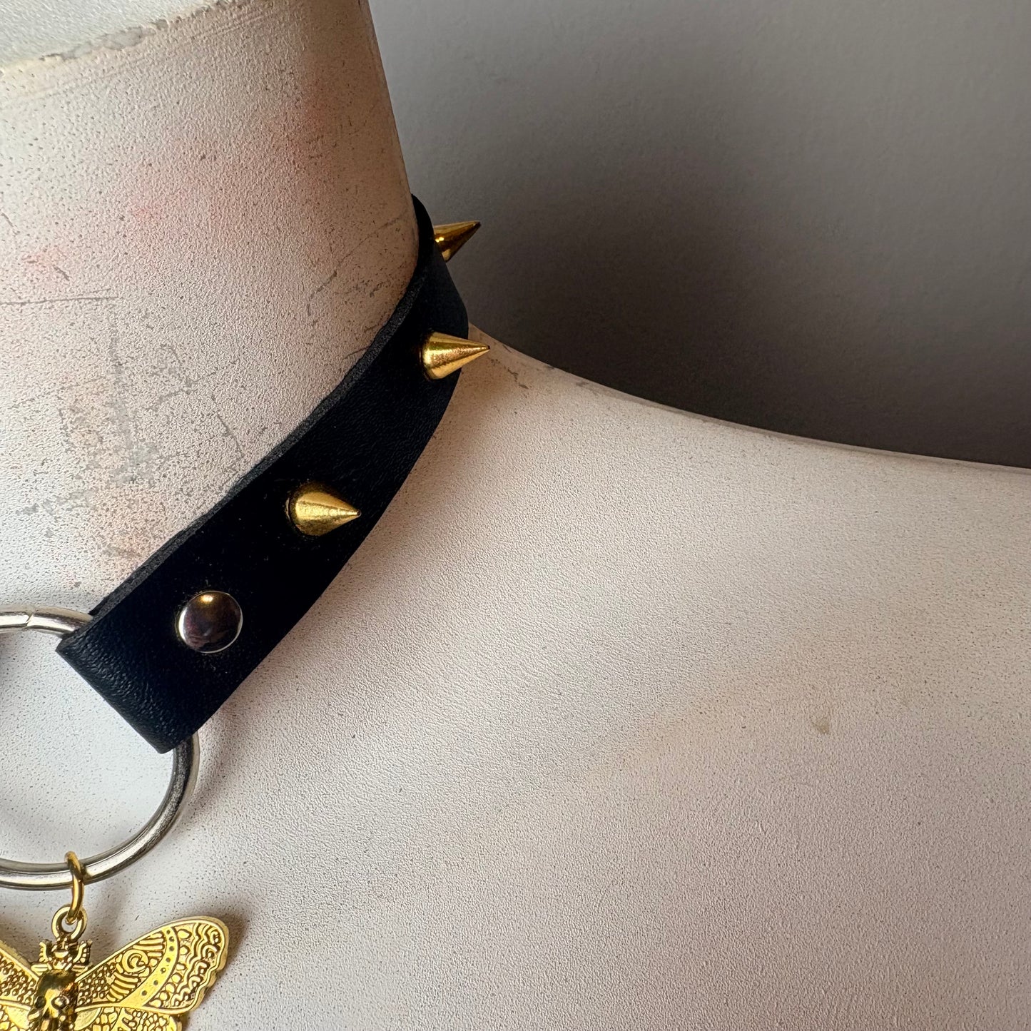 Chocker con falena oro e borchie oro