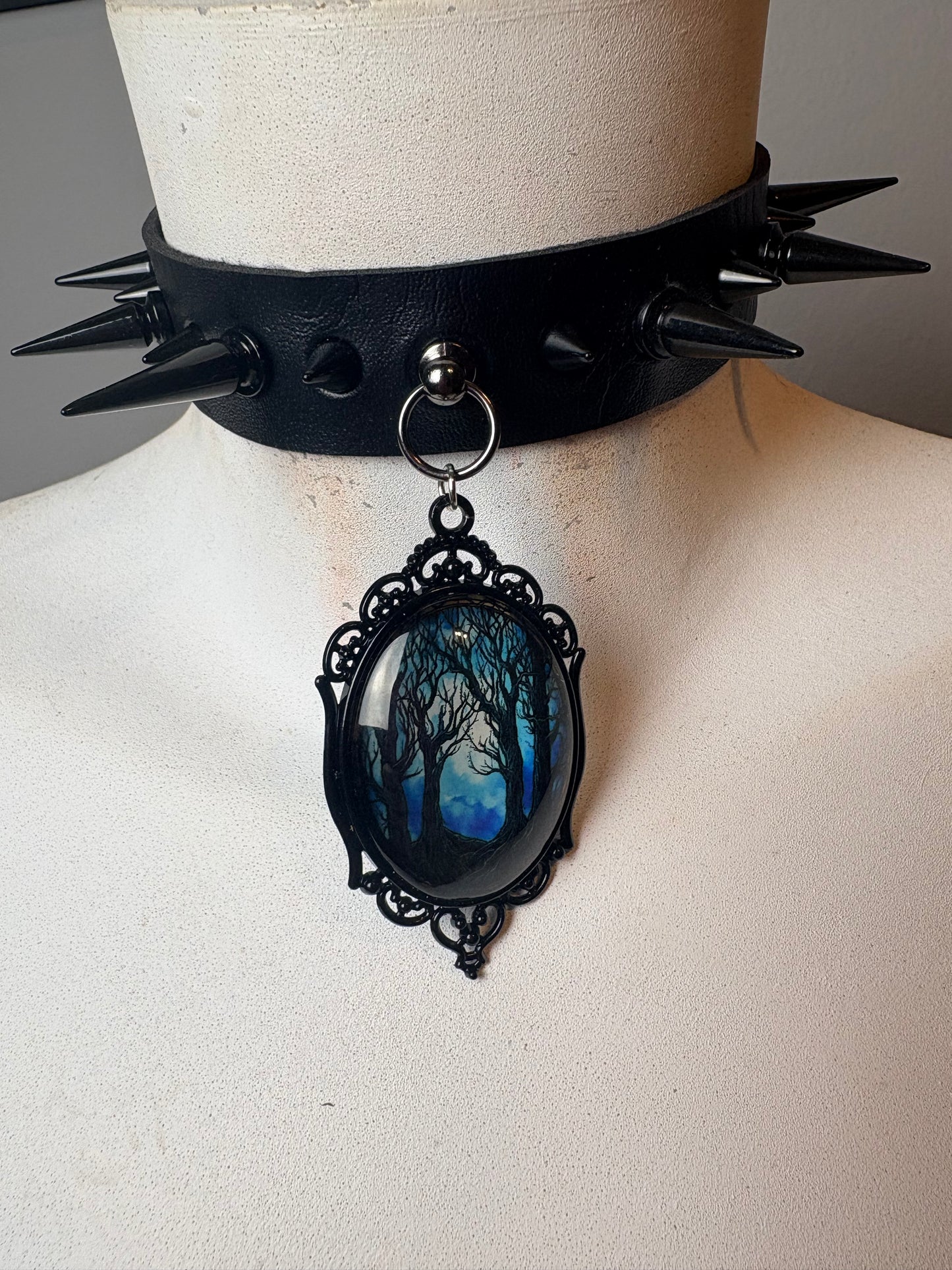 Chocker total black con ciondolo