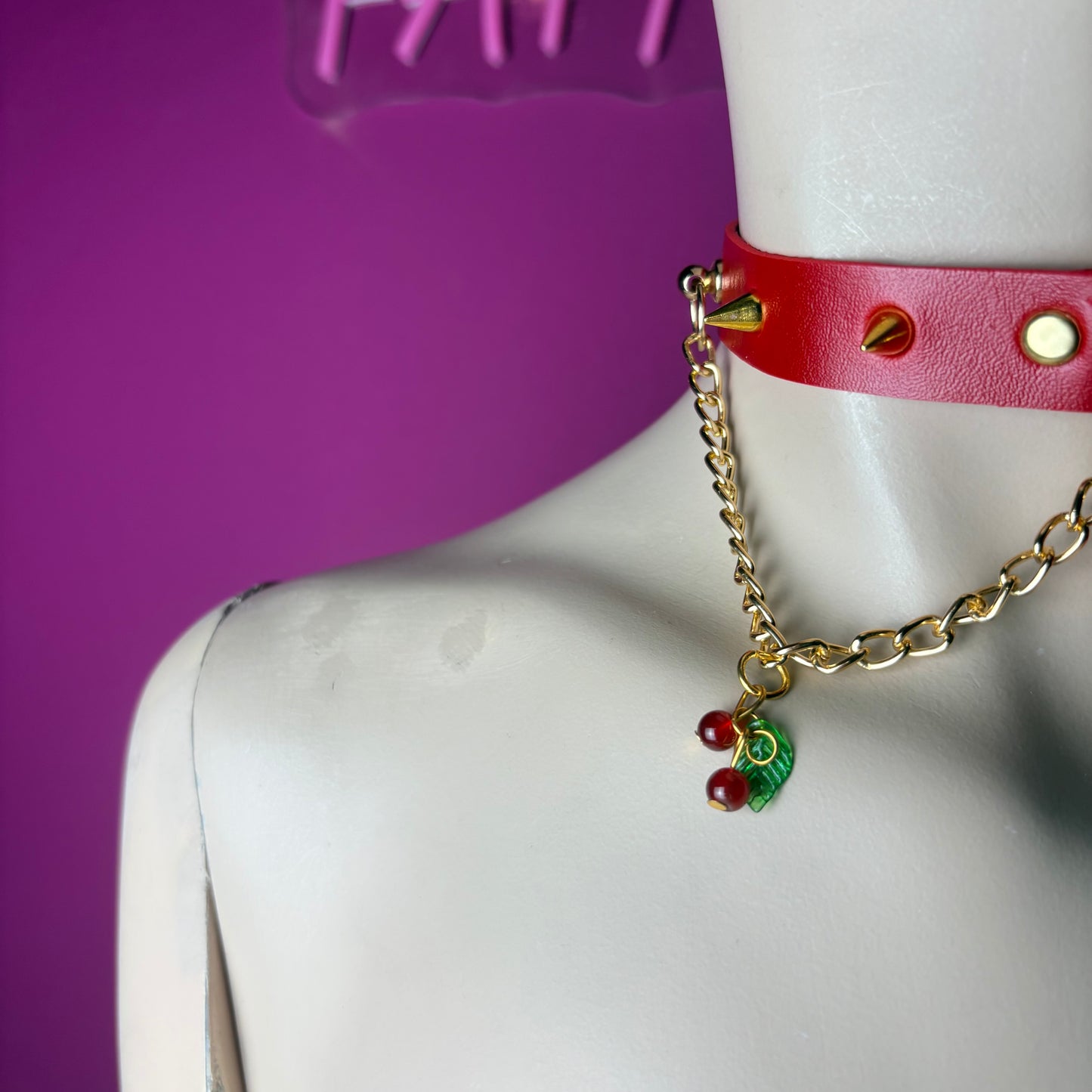 Chocker rosso con ciliegie
