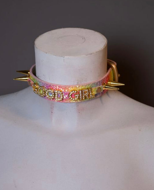 Chocker arcobaleno con scritta “good girl”
