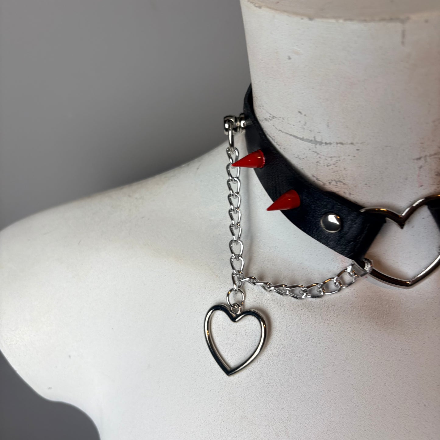 Chocker nero con cuori
