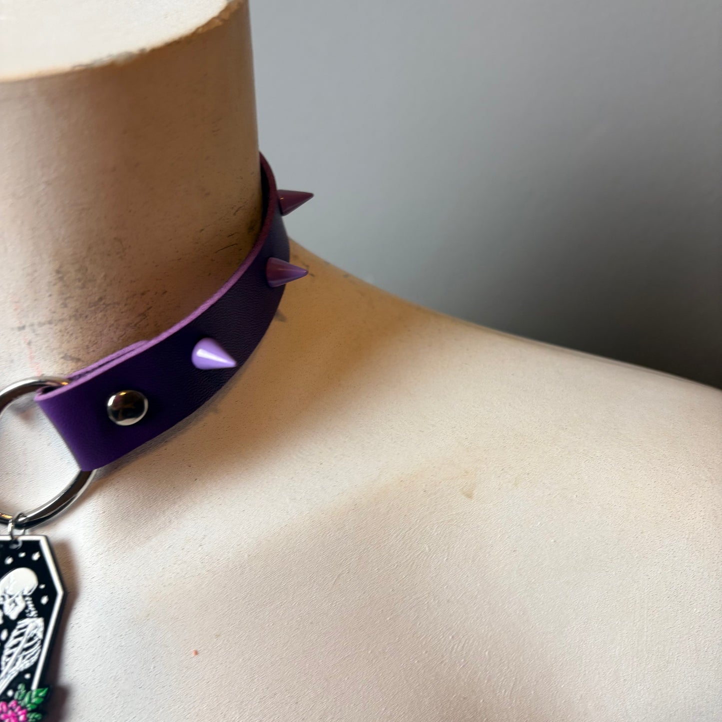 Chocker viola cuore e borchie lilla