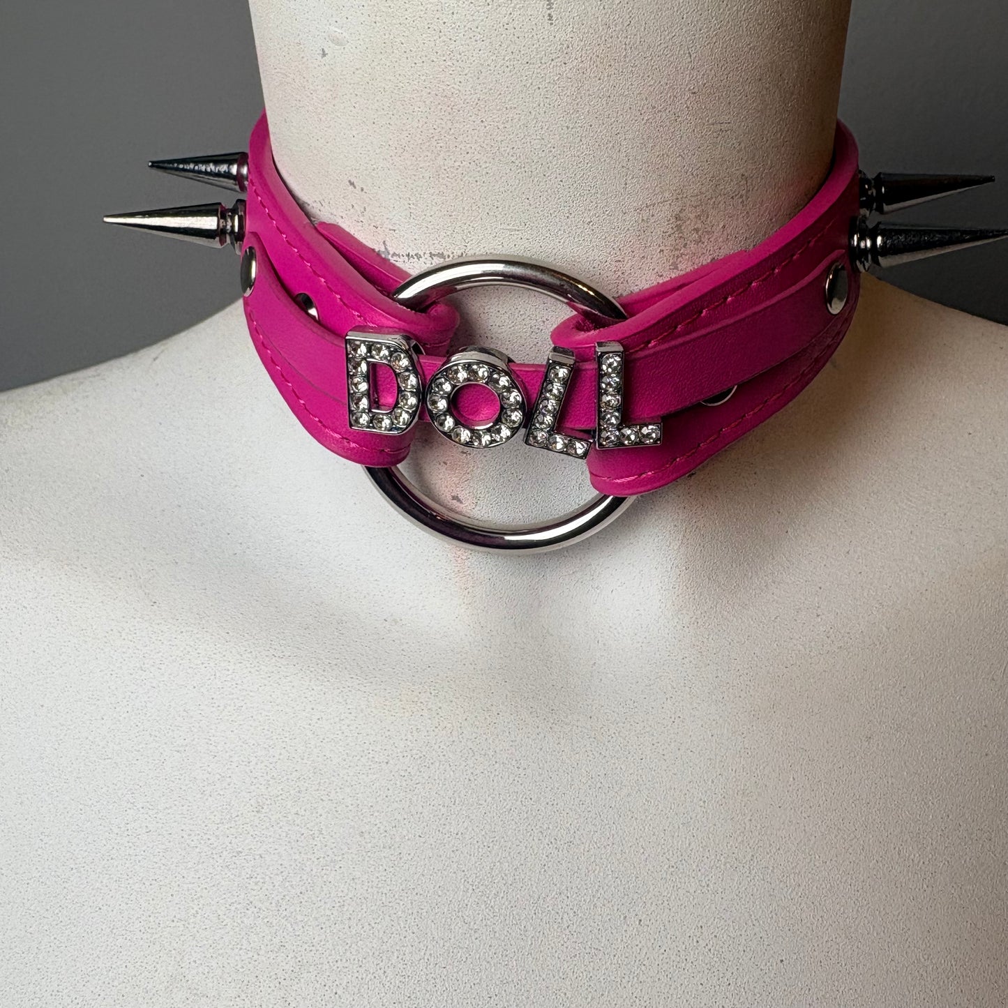 Chocker fucsia con scritta “doll”