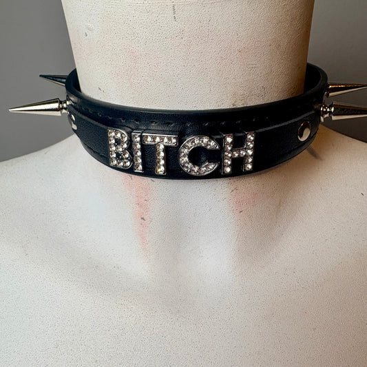 Chocker nero con scritta “bitch”