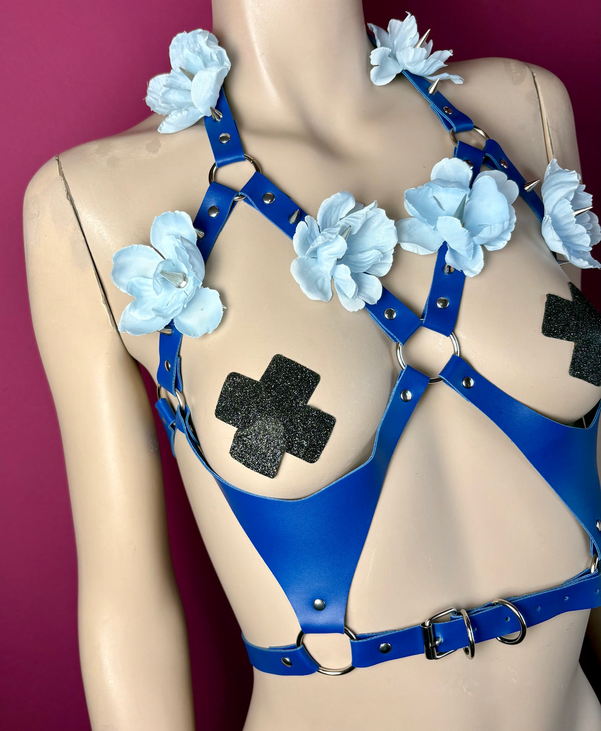Harness blu con fiori azzurri