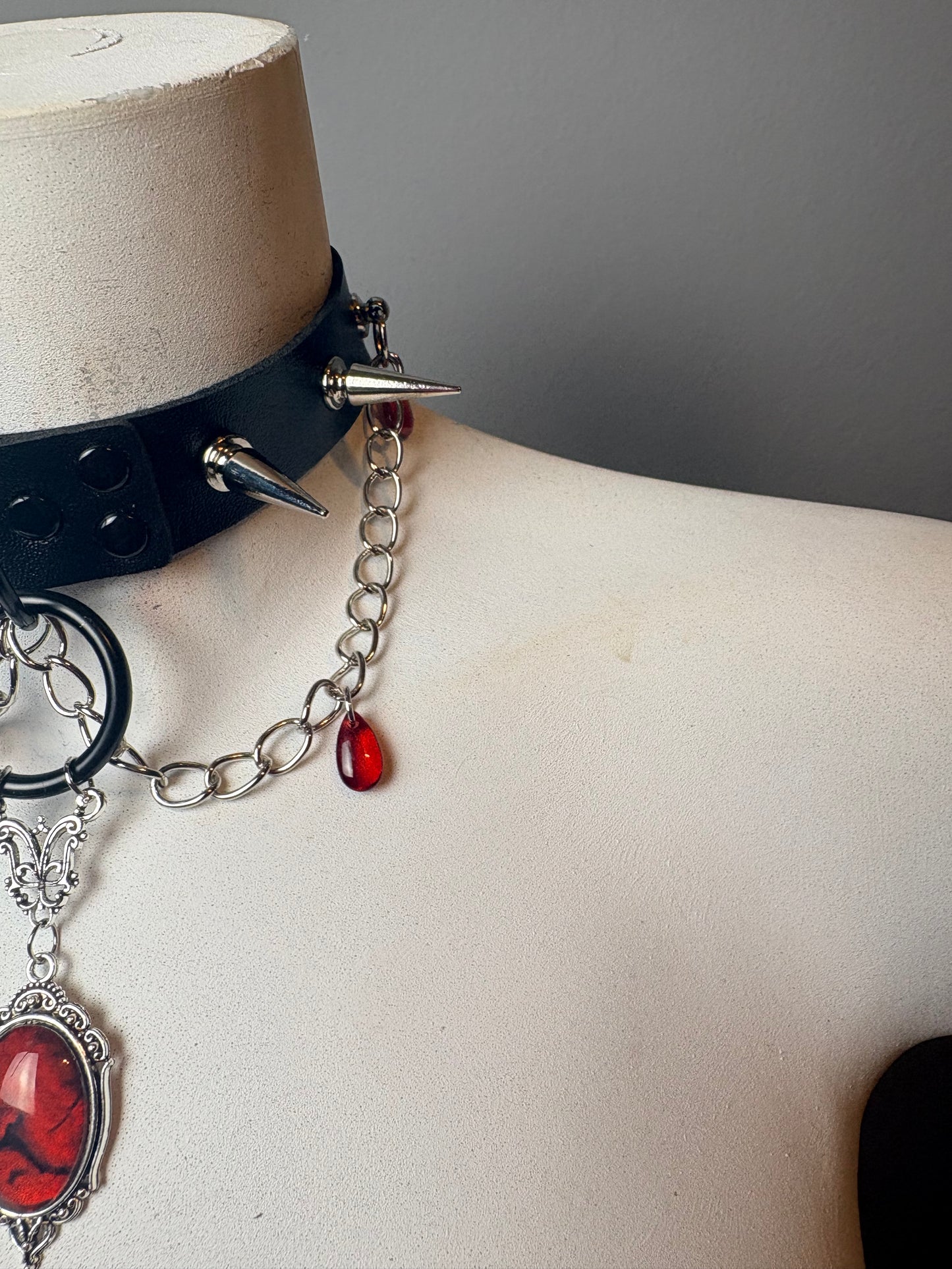 Chocker nero con pietra rossa e catene