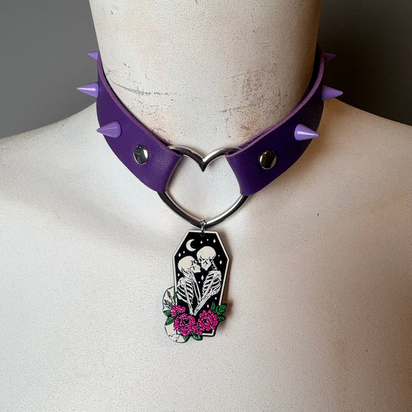 Chocker viola con ciondolo di teschi