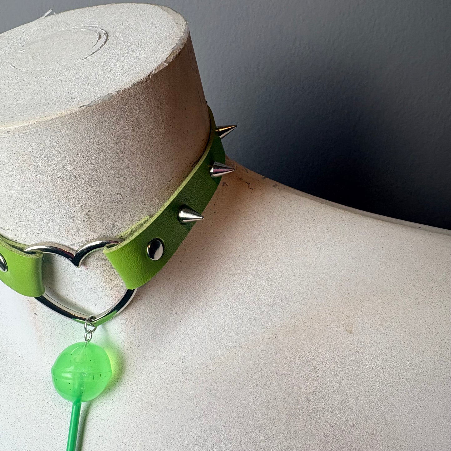 Chocker con cuore e lollypop