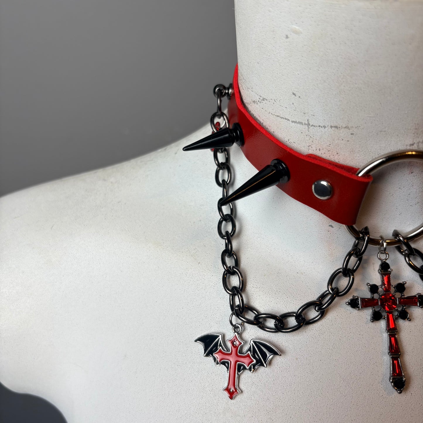 Chocker rosso e ciondoli