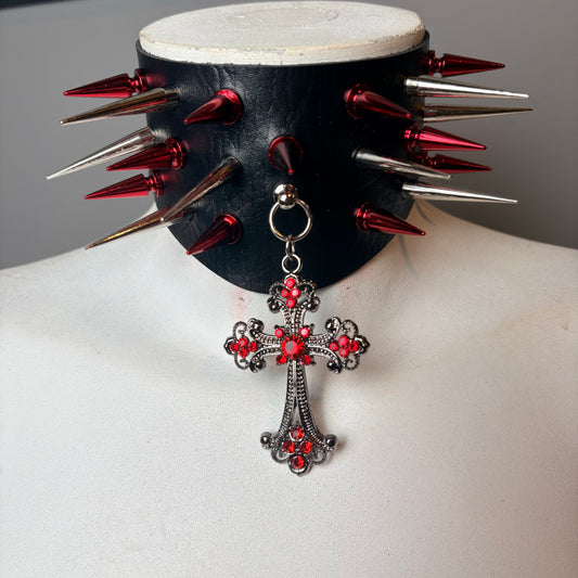 Chocker ampio con borchie olografiche