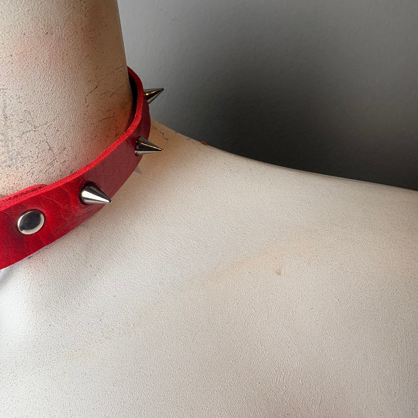 Chocker rosso con ciondolo