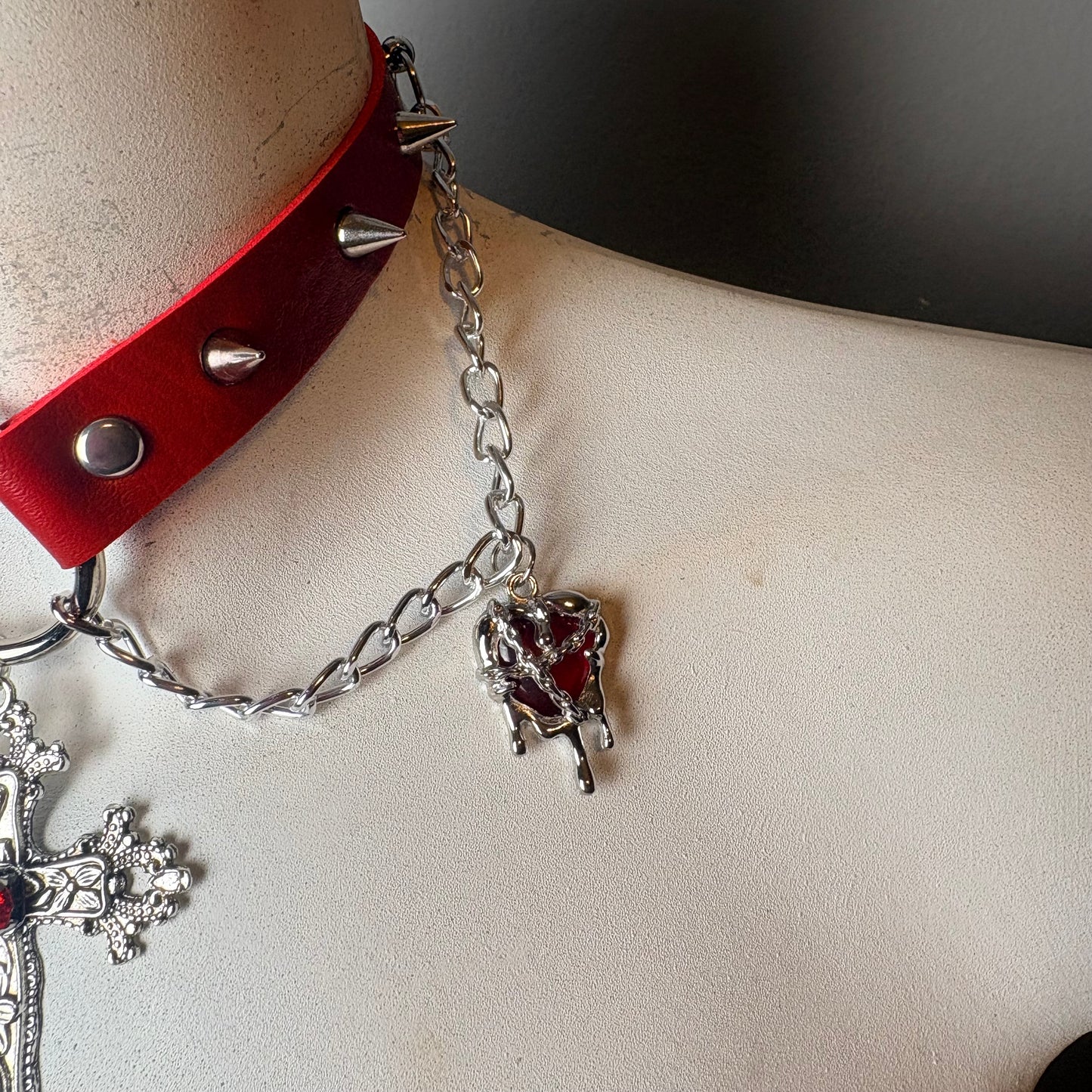 Chocker con croce e cuori