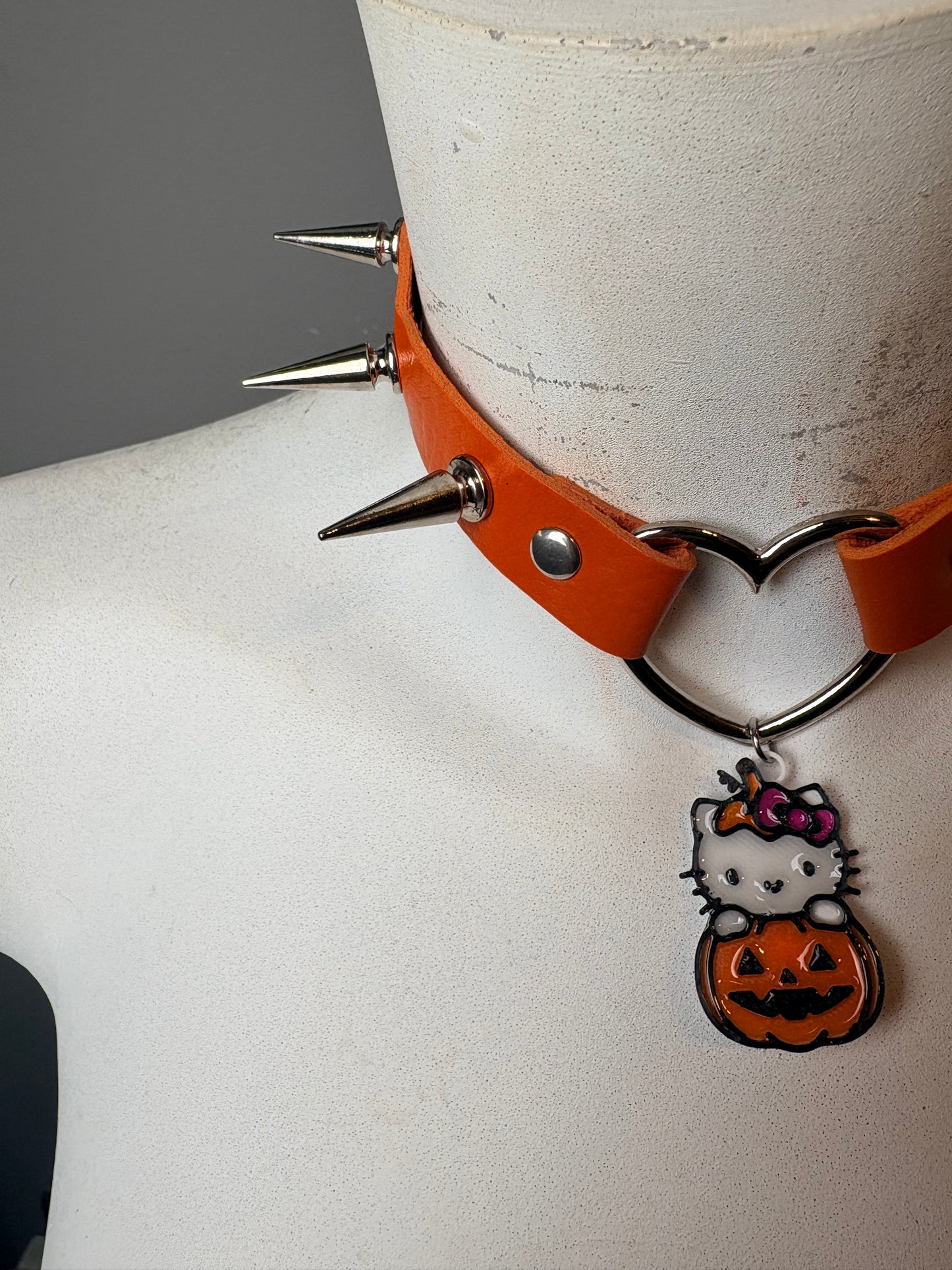 Chocker con borchie e ciondolo di hello kitty