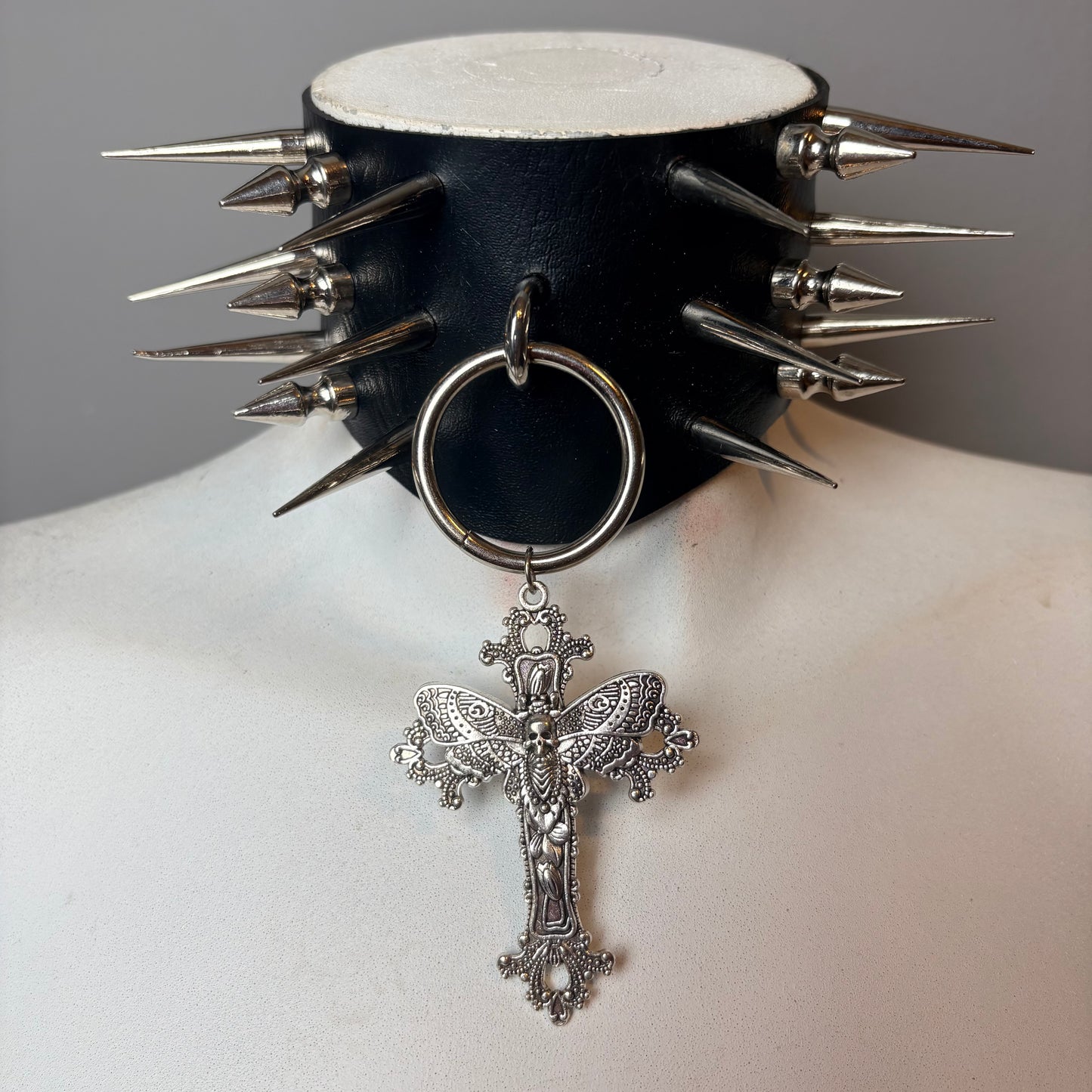Chocker ampio con falena e croce