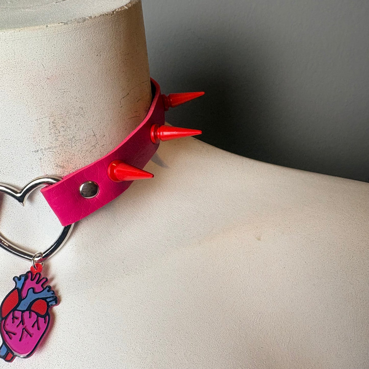 Chocker con cuore anatomico