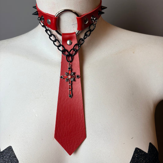 Cravatta rossa con croce e catene