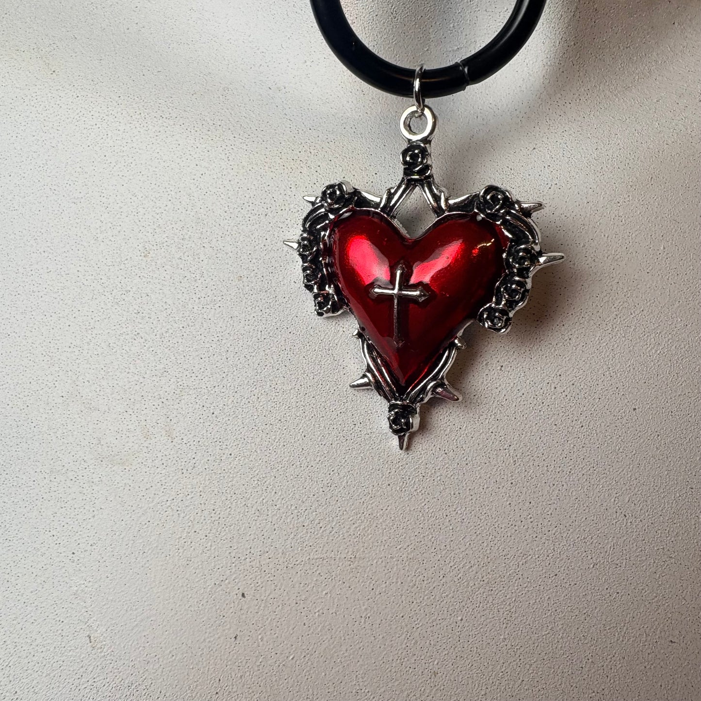 Chocker nero con cuore rosso