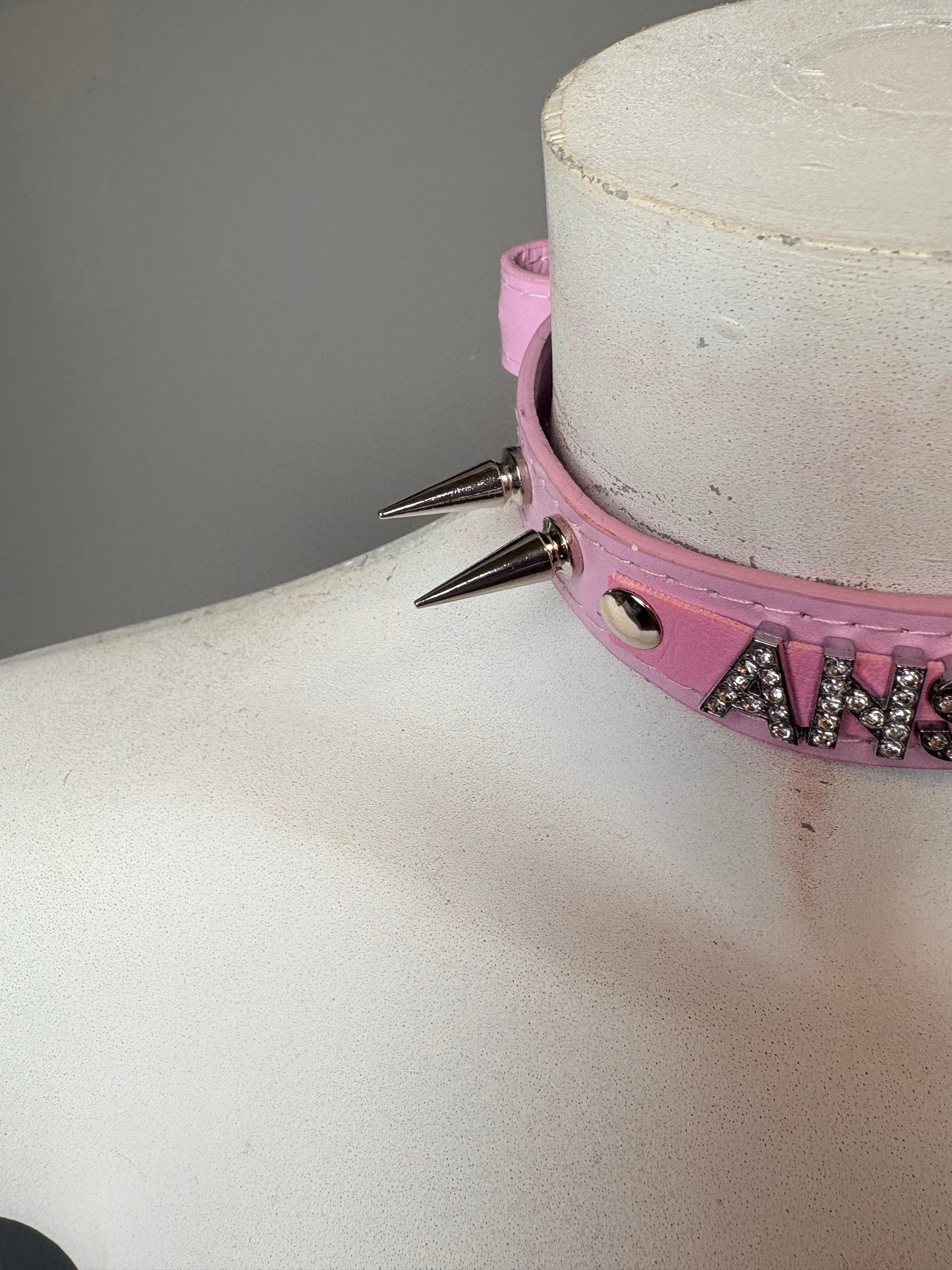 Chocker rosa con scritta “ansia”
