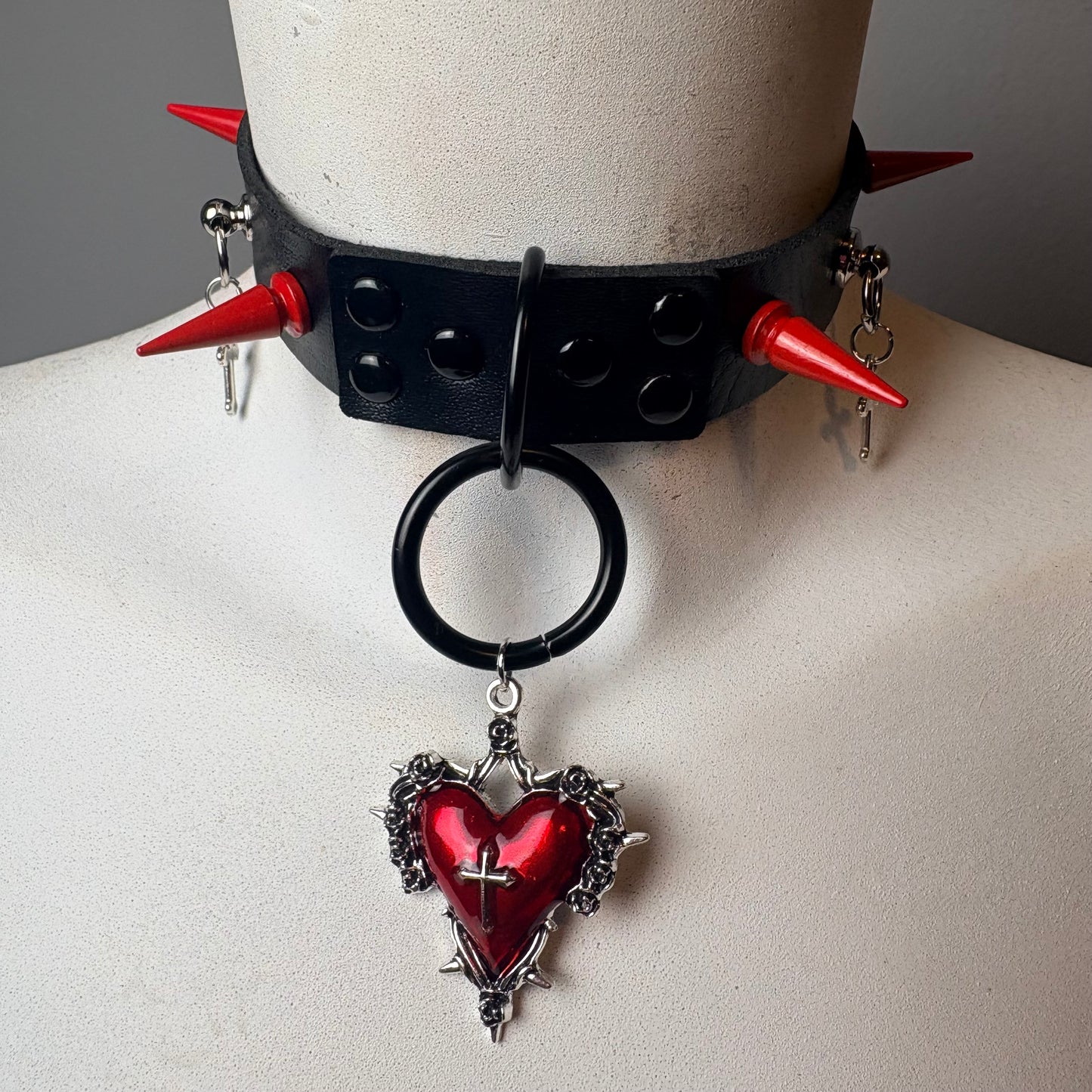 Chocker nero con cuore rosso