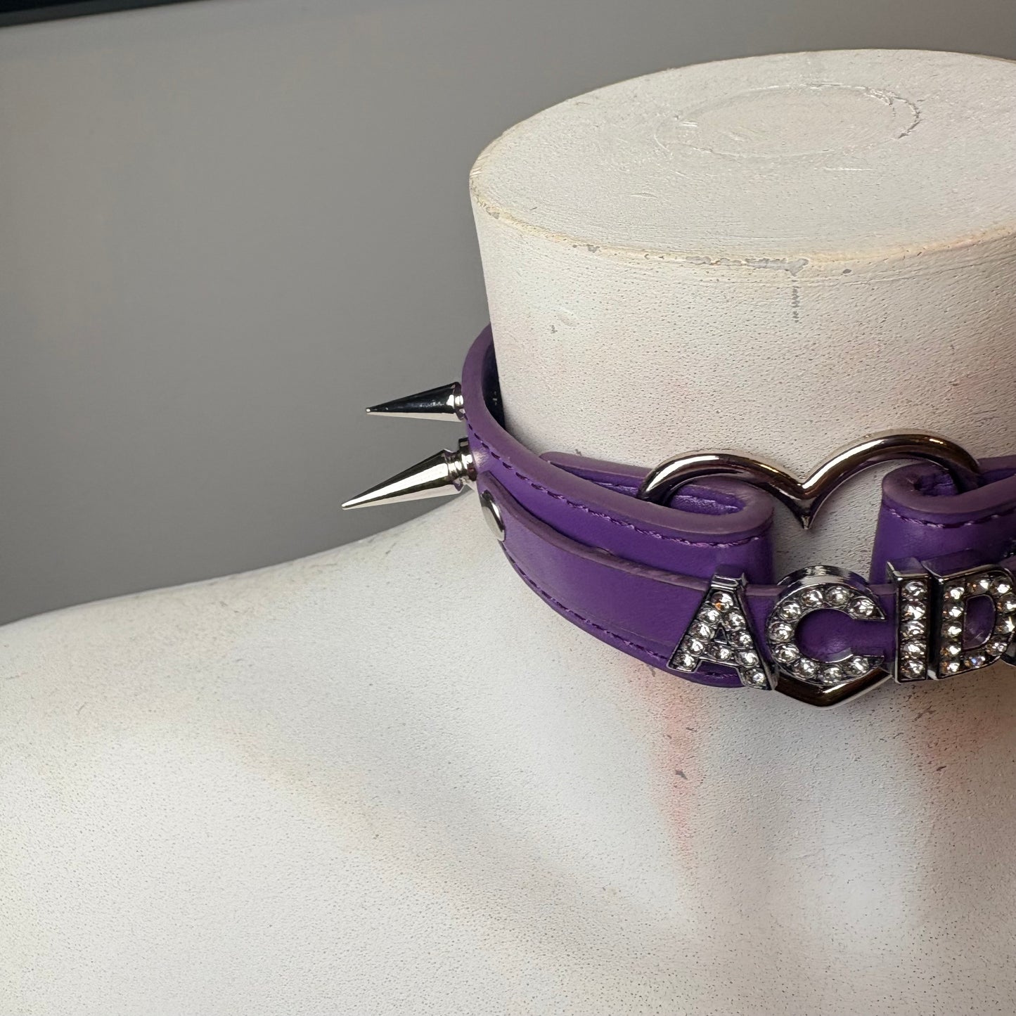 Chocker con scritta “acida” viola