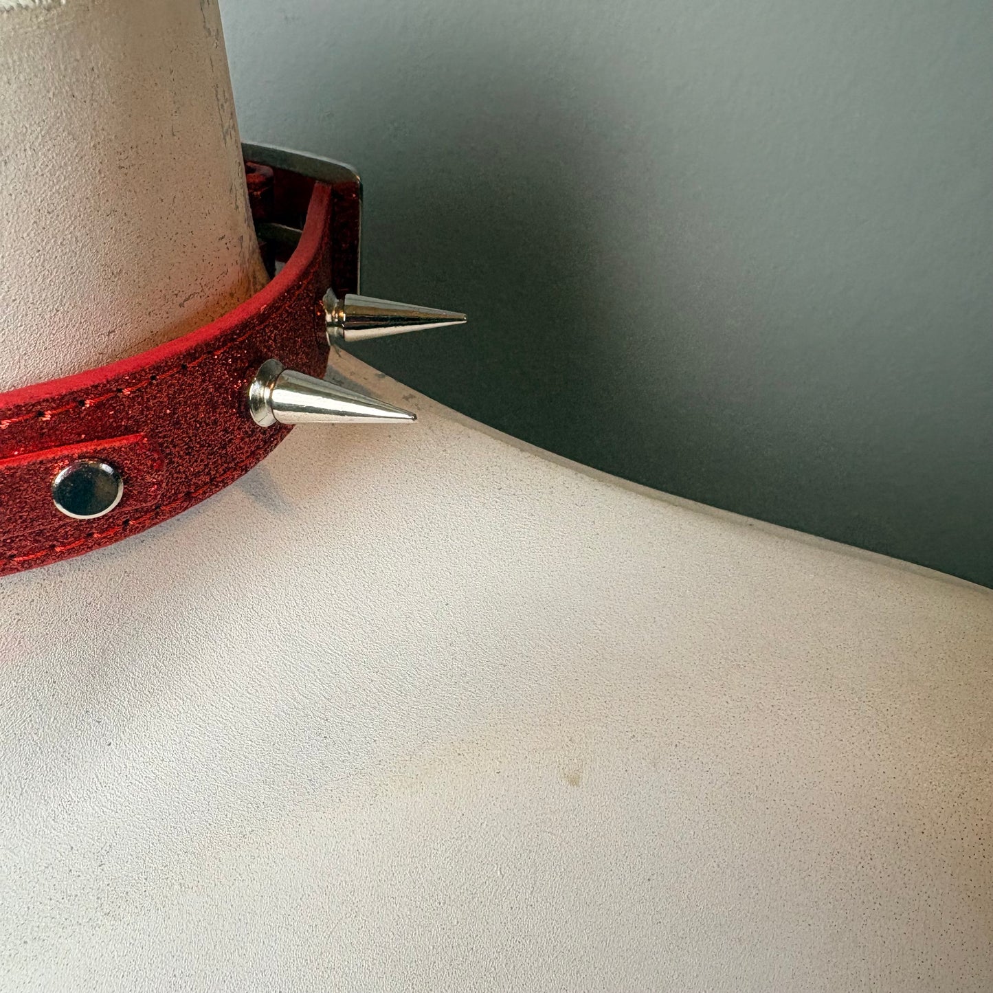 Chocker rosso con scritta babe