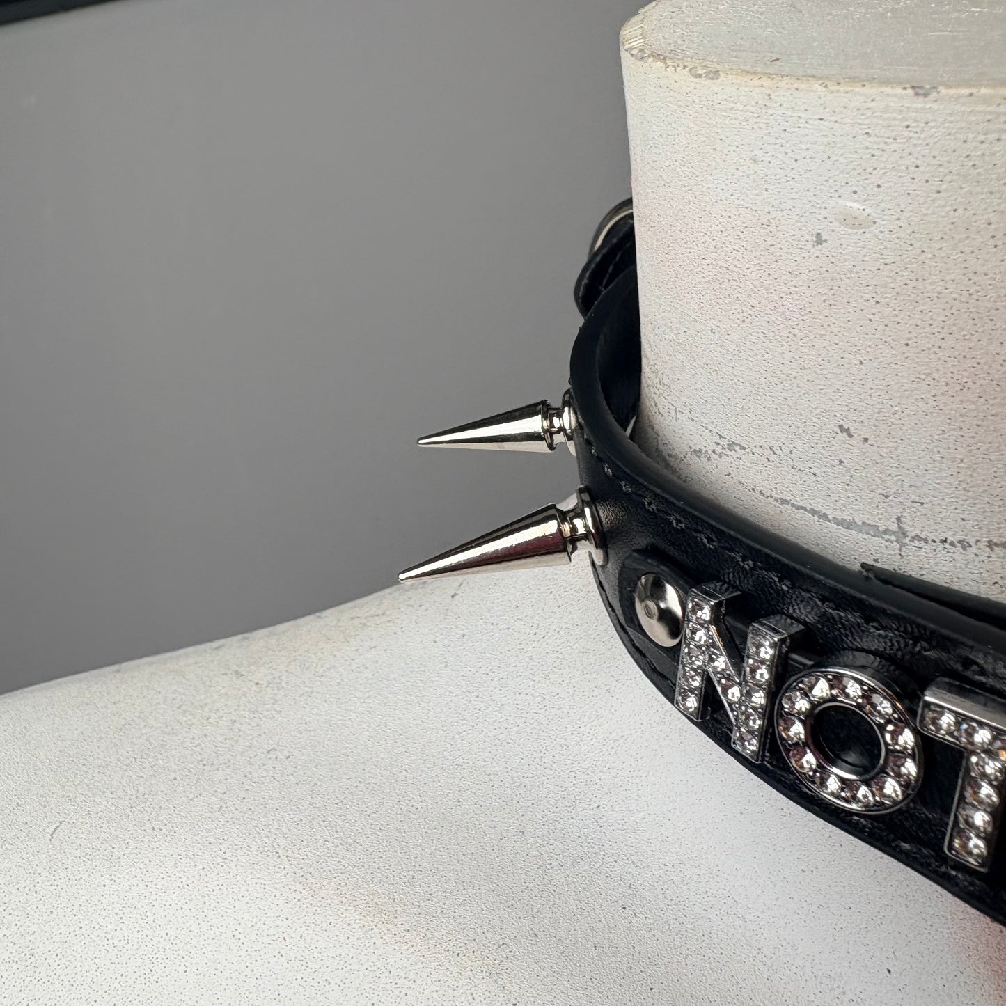 Chocker nero con scritta “not yours”