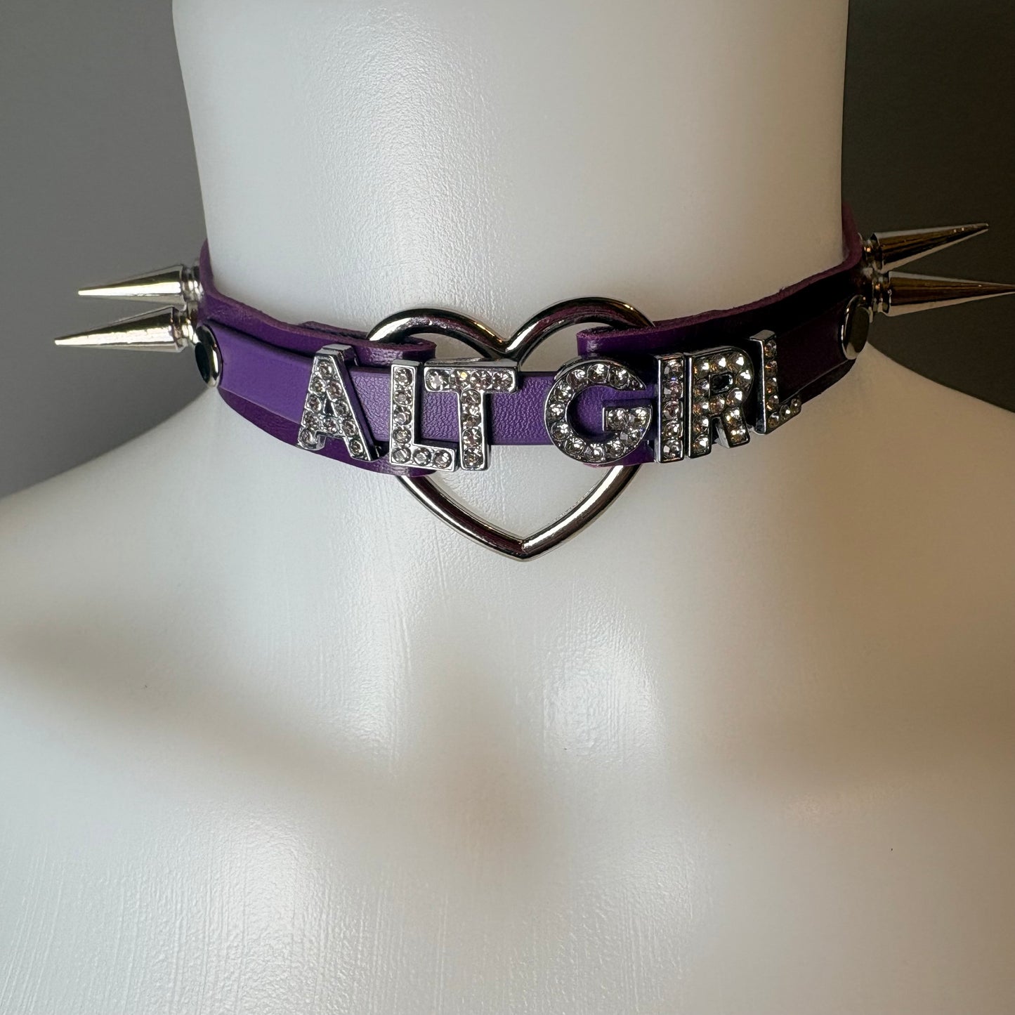 Chocker viola con scritta “Alt Girl”