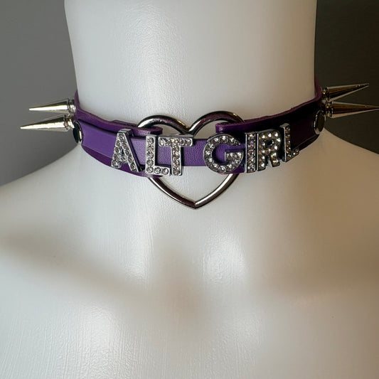 Chocker viola con scritta “Alt Girl”