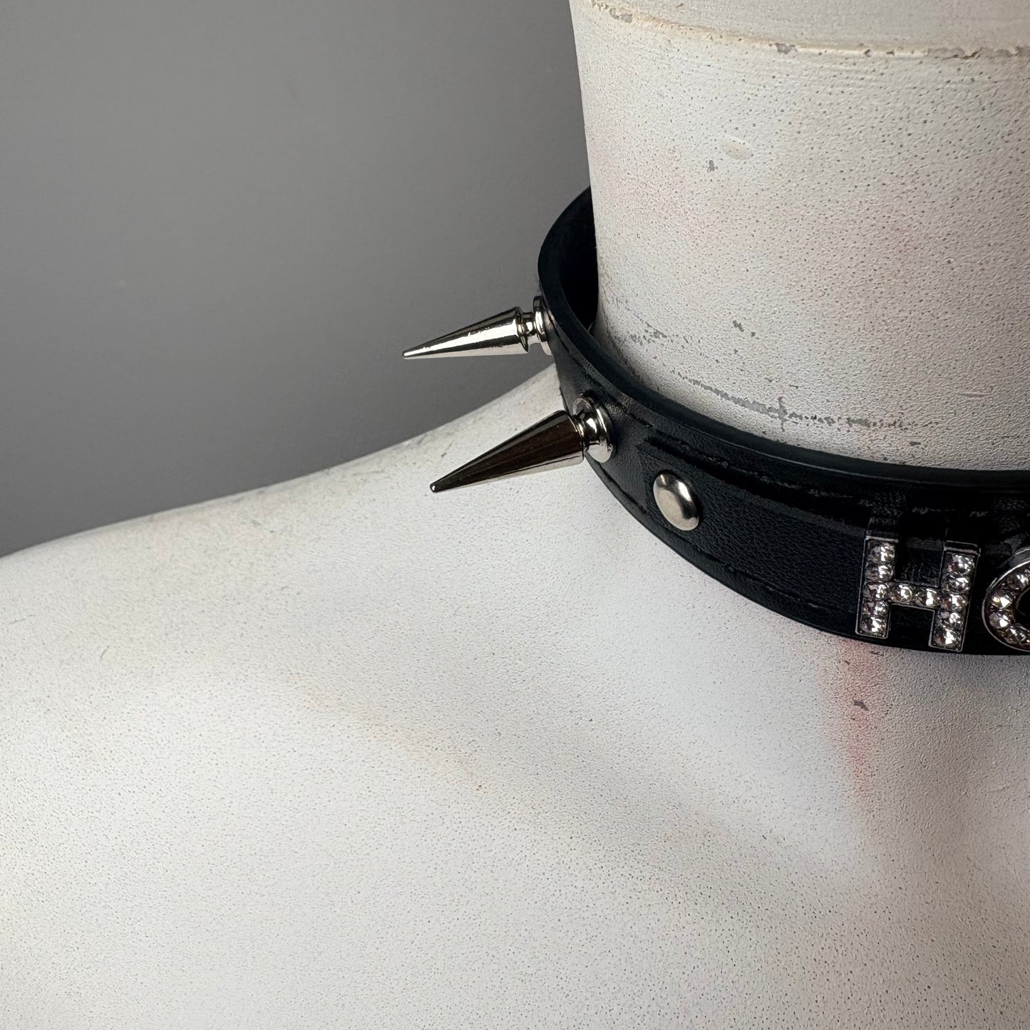 Chocker nero con scritta “hot”