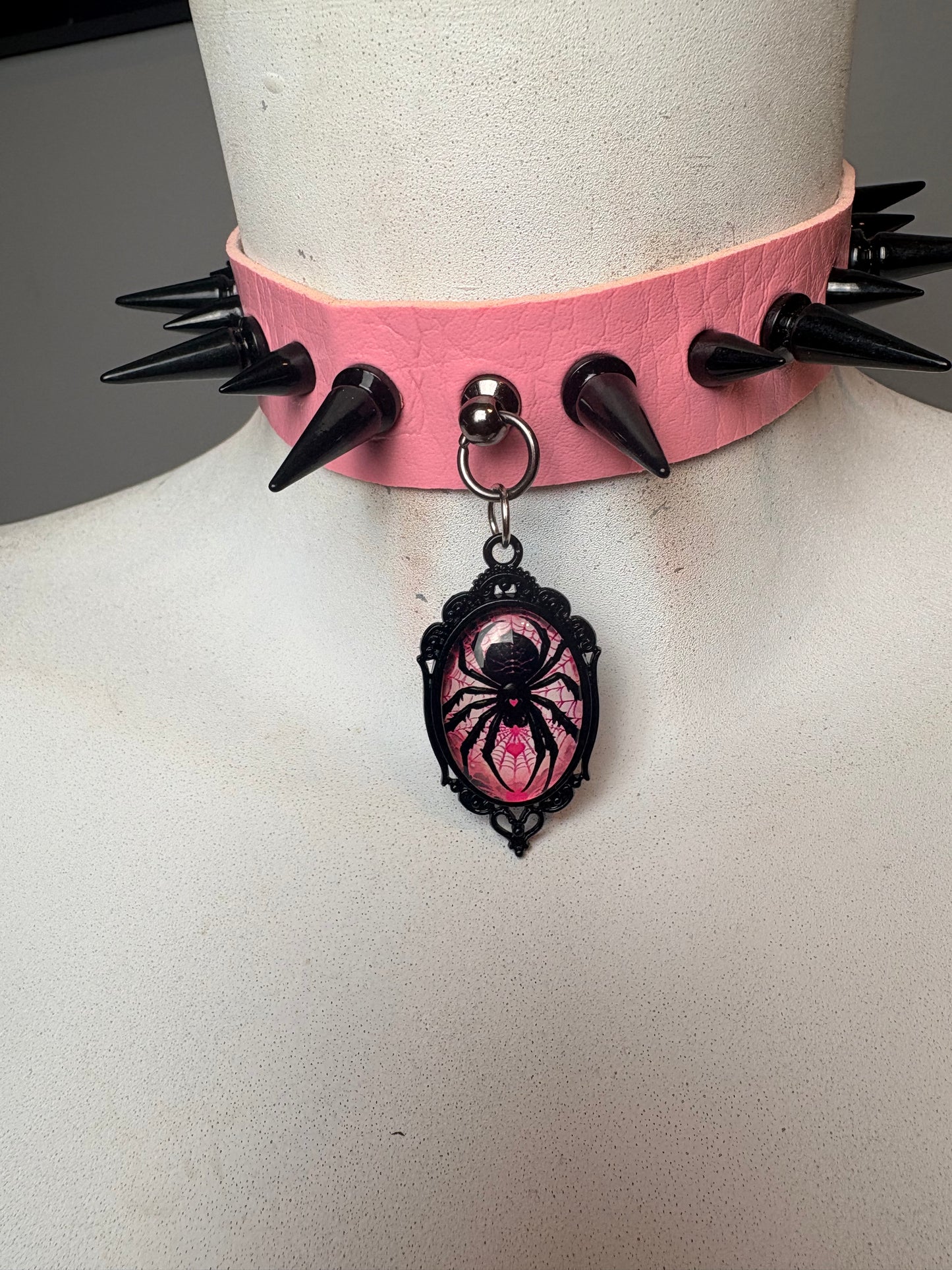 Chocker con borchie di 2 dimensioni e ciondolo di ragno