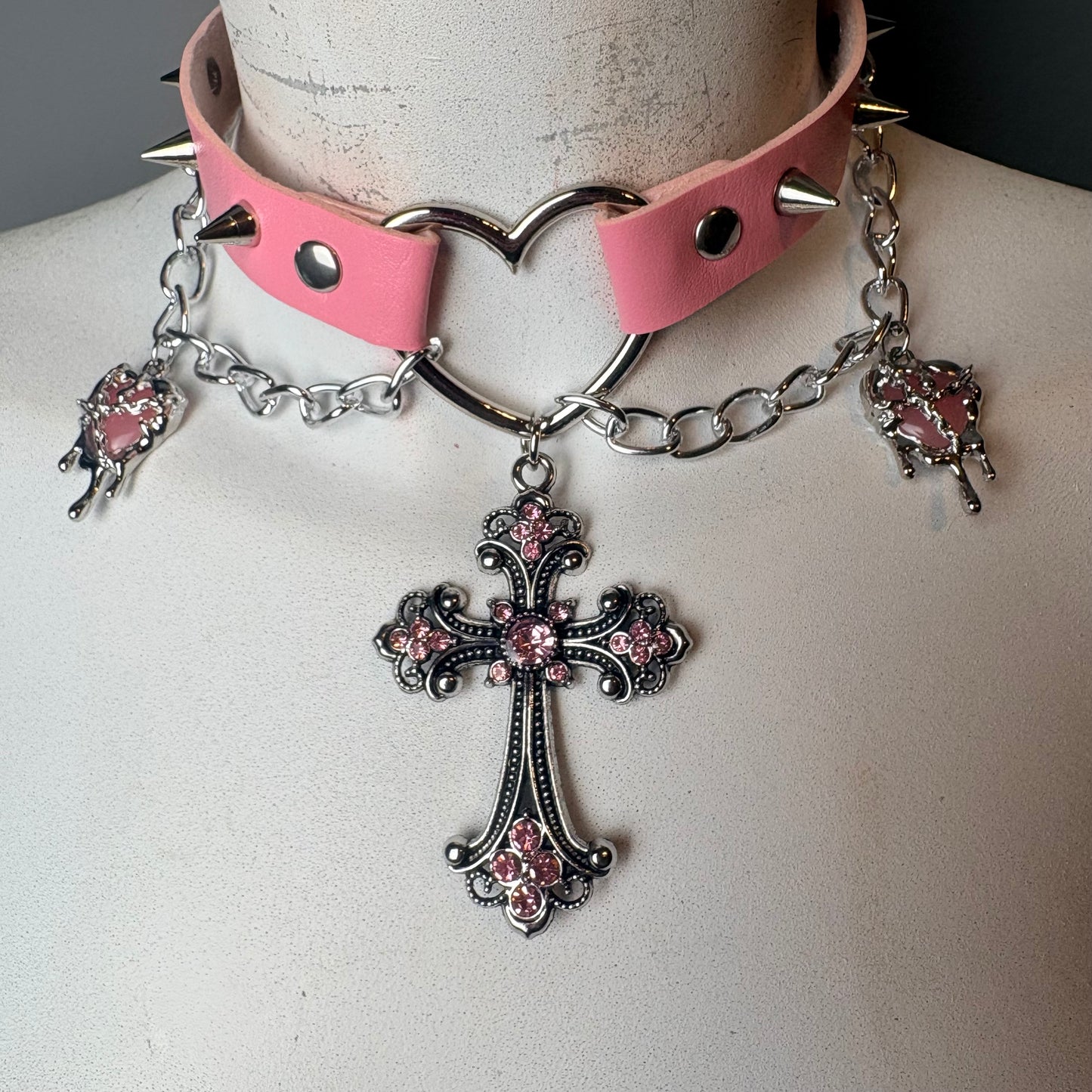 Chocker con croce e cuori