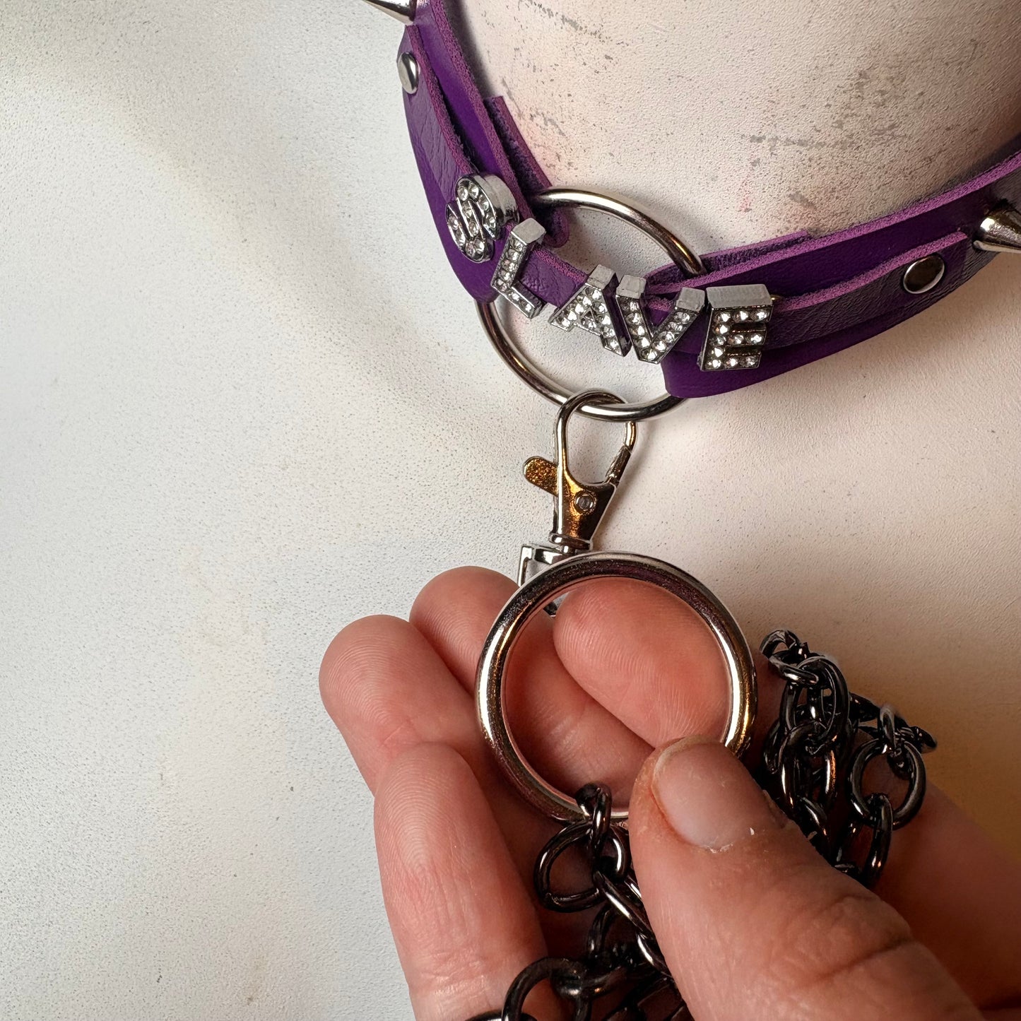 Chocker viola con scritta + guinzaglio